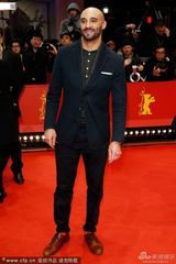 组图：柏林红毯《71》导演德芒光头红袜显潮范