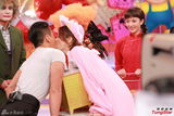 组图：佘诗曼等女星扮婴儿出镜 男女对嘴抢寿司