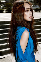 组图：小王晶发布最新写真 高贵典雅气场十足