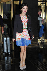 高清组图：瑞切尔-贝尔森街拍 小西装搭配彩裙