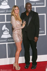 高清组图：海蒂-克拉姆和老公SEAL亮相秀恩爱黑白配