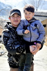 高清：《爸爸2》首曝家族照 尹厚变暖男大哥