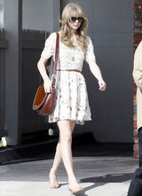 高清图：泰勒-斯威夫特穿白色蕾丝裙逛跳蚤市场