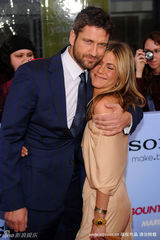 幻灯：《赏金猎手》首映 安妮斯顿与巴特勒深情相拥