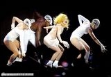 组图：LadyGaga透视乳贴造型化身风骚修女劲歌热舞