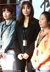 组图：尹恩惠首当导演新片首映 微笑尽显知性美