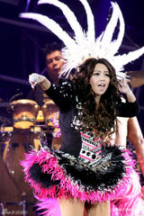 组图：张惠妹台北热力开唱 羽毛装惊艳大秀爵士鼓