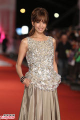 组图：陈庭妮亮片长裙优雅亮相金钟红毯