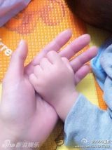 组图：曹颖微博晒爱子周岁照 帅气可爱显童星范儿