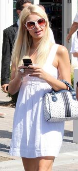 组图：帕丽斯-希尔顿驾车出行购物 一身白色装扮