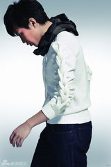 幻灯图：邓超登封面 阳光帅气挥舞春日动感