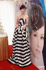 组图：周慧敏低胸拖尾长裙现身 否认给老公赚钱