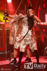 组图：《M Countdown》2NE1夺冠 金宇彬主持