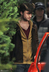 组图：丹尼尔头带犄角现身《复仇之角》片场