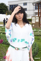 高清图：孙燕姿参观花博会 清丽亮相引媒体追拍