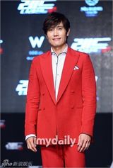 组图：李秉宪出席电影《赤焰战场2》韩国首映