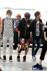 组图：SHINeeTEENTOP亮相机场 赴新参加演出