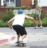 组图：麦莉-赛勒斯街头玩滑板 未婚夫险些狗吃屎