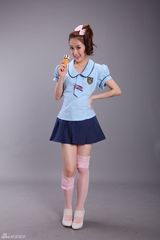 高清组图：i Me学生装秀美腿 舌舔冰激凌春光无限