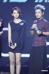 组图：董璇黑色短裙小露香肩 新婚第三天亮相活动 