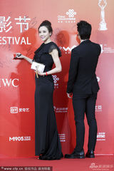 组图：周韦彤黑裙亮相红毯 大方秀背妩媚动人