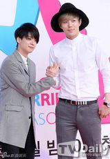 组图：SJ希澈与SHINeeKey携妻亮相发布会