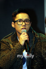 组图：韩偶像组合Click-B时隔8年重聚举行见面会