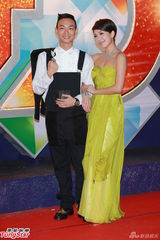 组图：黄智雯身着黄裙亮丽 梁烈唯工装俏皮