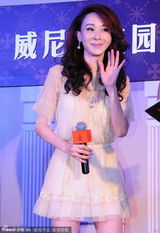 组图：萧蔷超短裙吸金不怕冻 捂嘴卖萌似少女