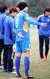 高清图：金俊秀任队长帅气踢球 金贤重等首场热身赛
