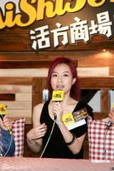 幻灯图：邓丽欣分享星座爱情关系 直言方力申博爱