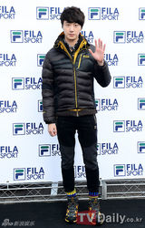 组图：韩星丁一宇办签名会全程展明朗笑容