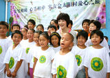 幻灯图：谢娜太阳村献爱心 号召爱心人士加入