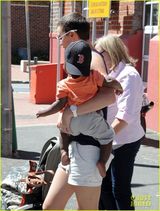 组图：查理兹塞隆寸头现身 背心热裤展母爱