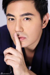 组图：气质型男牟凤彬时尚大片 眼神成熟内敛