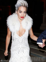 组图：丽塔-欧拉深V皮草礼服秀八字奶 白发惹眼