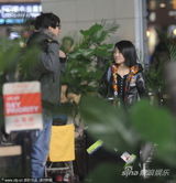 组图：林更新机场吻别神秘女 懒理合约纠纷