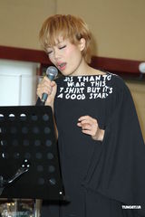 组图：容祖儿为个唱练团 青峰探班一脸睡意