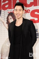 组图：韩国打造《舞林大道》 金圭丽裸背霏优雅