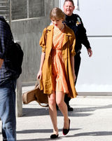 高清组图：泰勒-斯威夫特现身机场 复古田园风