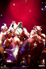 组图：容祖儿香港红馆开唱 与舞伴亲密不尴尬