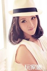 组图：周菲拍杂志再树新形象 展现时尚熟女范儿 