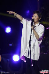 组图：刘思涵白衬衫酷帅开唱 回娘家谢粉丝