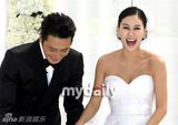 幻灯图：张东健高小英婚礼现场 夫妇亮相甜蜜亲吻 