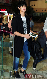 组图：金秀贤赴日宣传《月亮怀抱太阳》