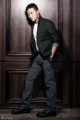 组图：胡军绅士质感写真内敛沉稳展成熟魅力