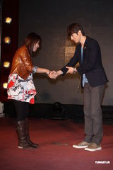 组图：韩星李东旭首度访台 粉丝见面会展亲切