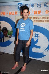 组图：郑伊健与蒙嘉慧无造人计划 助养柬埔寨小孩