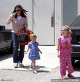 组图：詹妮弗-加纳携女出游 宝贝们红蓝搭配很可爱