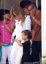组图：詹妮弗洛佩兹带子女游玩 小男友全程陪伴
